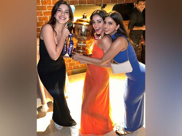 Suhana Khan, Ananya Panday, Shanaya Kapoor strike a pose with KKR's IPL trophy