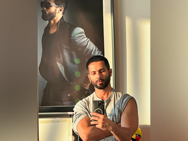 Shahid Kapoor shares mirror selfie with decade-old pic, fans react