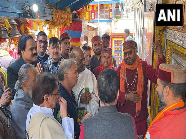 Rajinikanth offers prayers at Kedarnath, Badrinath shrines