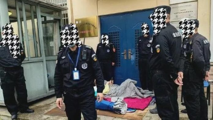 Zhang Yongzhen sleeping outside his lab in Shanghai | X @YanzhongHuang