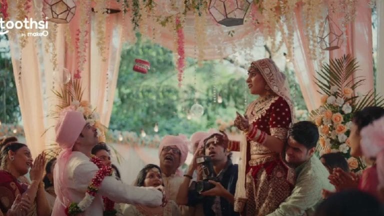 Don’t let crooked teeth steal your spotlight. Toothsi by makeO ad has a clear message