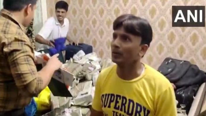 A huge amount of cash was recovered from the household help of Sanjiv Lal PS to Alamgir Alam, Rural Development Minister, Jharkhand | ANI