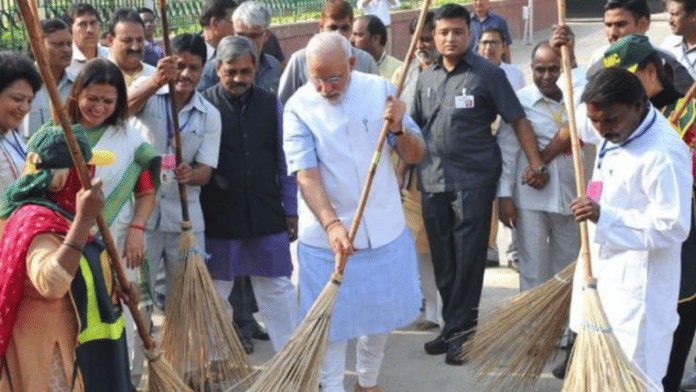 Narendra Modi at a Swachh Bharat campaign | SBMGramin | Facebook