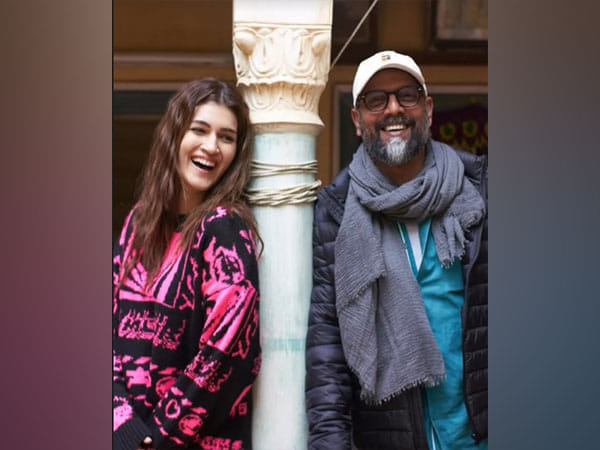 Kriti Sanon extends best wishes to 'Mimi' director Laxman Utekar on birthday