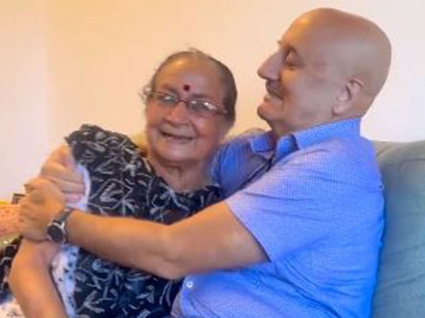 Anupam Kher celebrates his mother Dulari in special way 