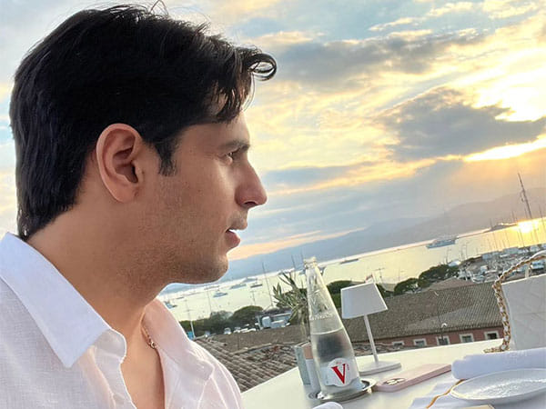 Sidharth Malhotra ups his selfie game, flaunts photography skills