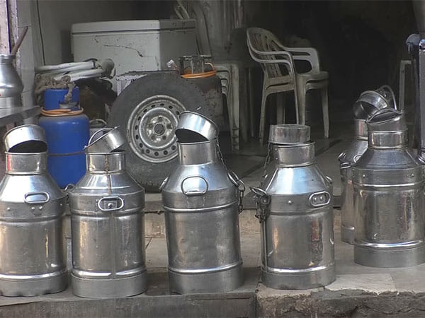 Milk prices surge as economic crisis contributes to inflation in Karachi