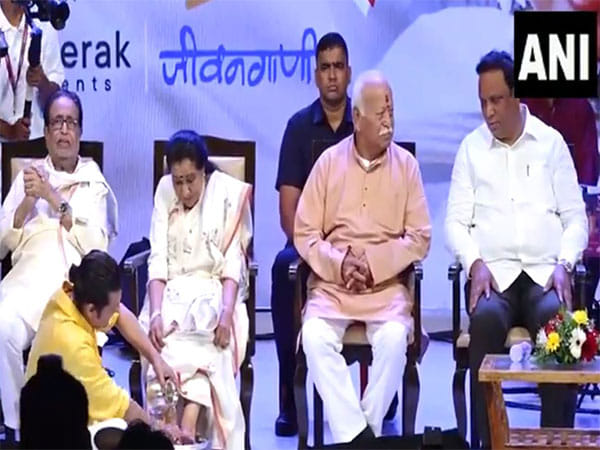 Sonu Nigam washes Asha Bhosle's feet in emotional moment at book launch