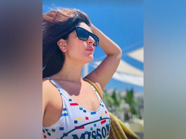 Kareena Kapoor drops sun-kissed vacation pics from London
