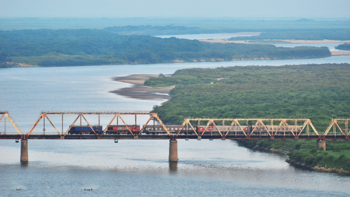 The Friendship Bridge over Tumen river linking North Korea with Russia | Commons