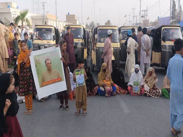 Pakistani forces threaten protesting family of abducted Baloch citizen