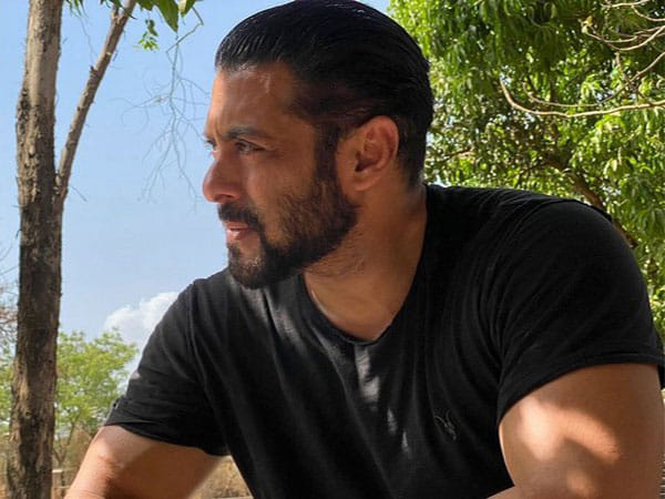Salman Khan leaves fans in frenzy with his new picture amid 'Sikandar' shooting 
