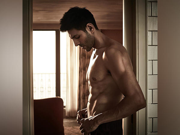 Kartik Aaryan sets internet on fire with his shirtless photo, flaunts ripped body
