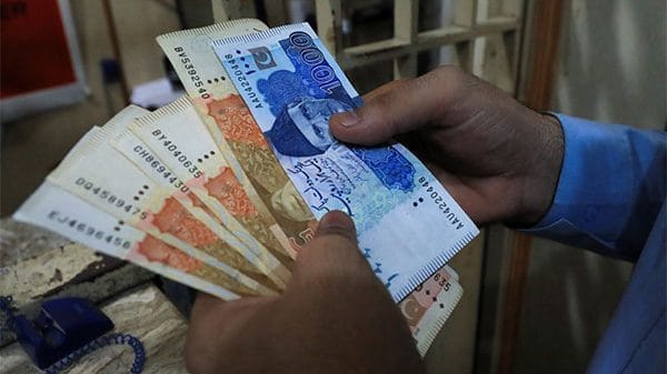 Hard to implement IMF deal as political pressure surges in Pakistan: Experts