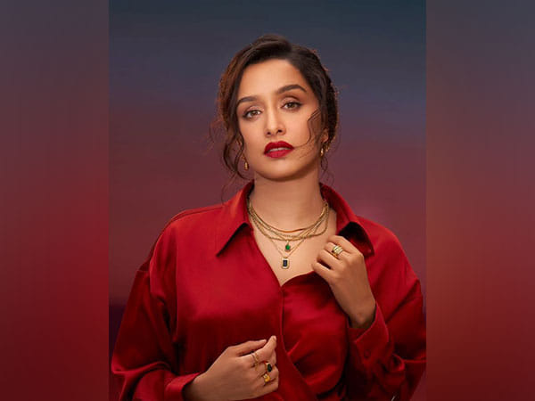 Shraddha Kapoor asks 'Duniya mein sabse best laal cheez kaunsi hai?', fans react