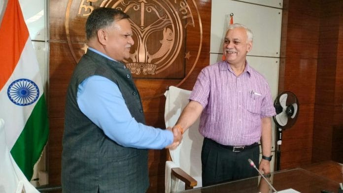 Manoj Kumar Singh (left) takes over as chief secretary from Durga Shanker Mishra | X/@ChiefSecyUP