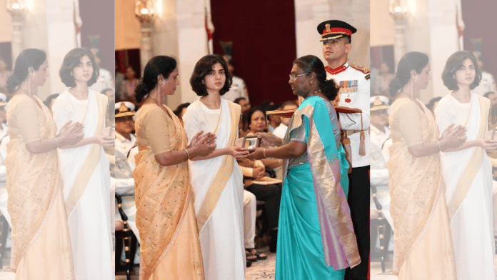 Captain Anshuman Singh's mother and wife receiving Kirti Chakra from the President at Rashtrapati Bhavan | X/@rashtrapatibhvn