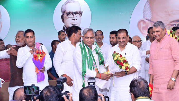 Ex-IAS officer Manish Verma (wearing scarf) poses for camerapersons as he formally joins JD(U) in Patna | X/@Jduonline