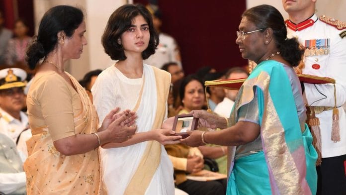 Smriti Singh (centre), wife of Captain Anshuman Singh, recieves the Kirti Chakra from President Droupadi Murmu | Via X/@rashtrapatibhvn