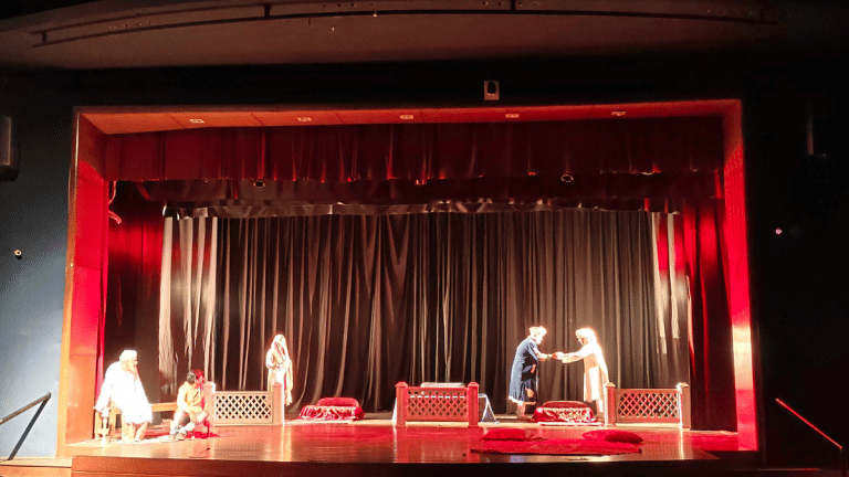 A history student and Bahadur Shah Zafar meet in a play. Aurangzeb is Shakespearean King Lear