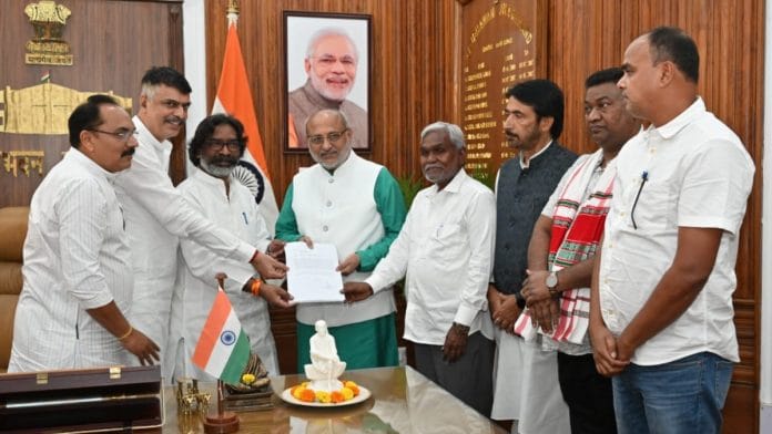 Hemant Soren stakes claim to form the government | By special arrangement