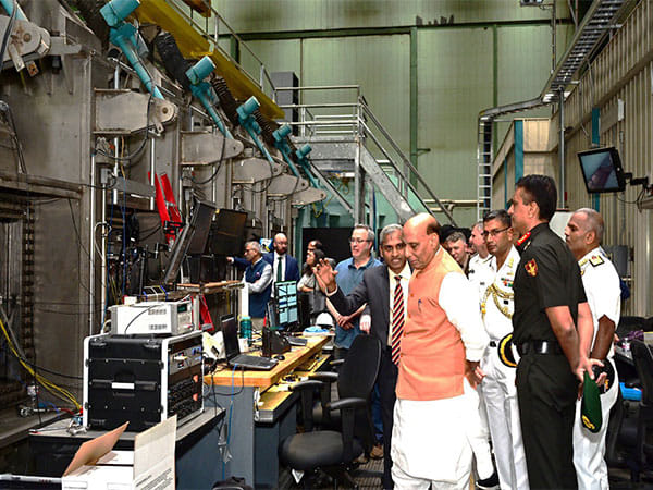 Defence Minister visits Naval Surface Warfare Centre in US