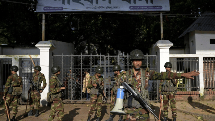 Security personnel stand guard next to a police station in Dhaka, Bangladesh, 9 August, 2024 | Retuers/Fatima Tuj Johora/File Photo