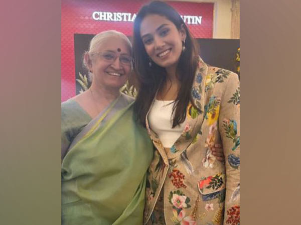 Mira Kapoor meets her 'LSR Professor' after 12 years, shares picture