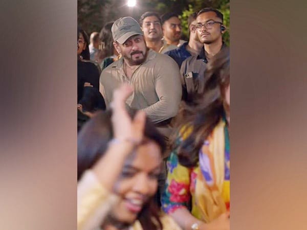 Salman Khan dances his heart out during Ganesh Visarjan with family