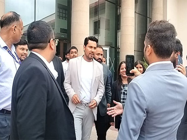 Randeep Hooda overwhelmed by Supreme Court visit, praises CJI Chandrachud for making it paperless, live streaming