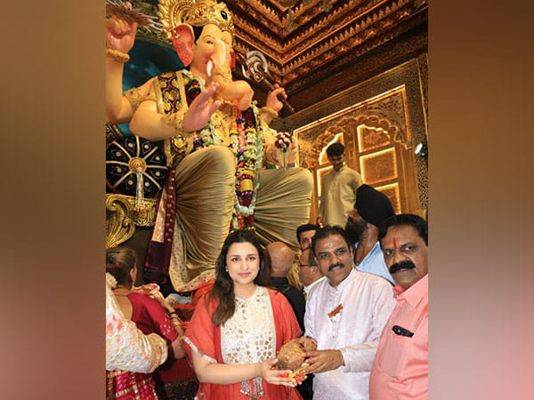 Ganesh Chaturthi: Parineeti Chopra offers prayers at Lalbaugcha Raja