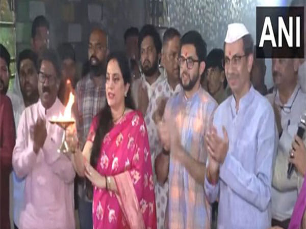 Uddhav Thackeray with his family offer prayers at Ganpati Pandal in Mumbai 