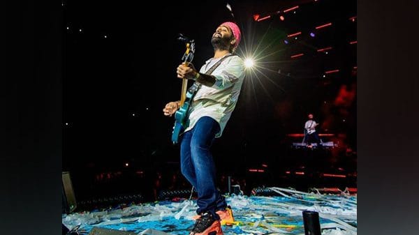 Arijit Singh apologizes to female fan during UK concert, here is why