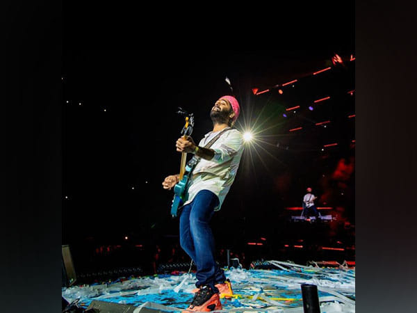 Arijit Singh apologizes to female fan during UK concert, here is why