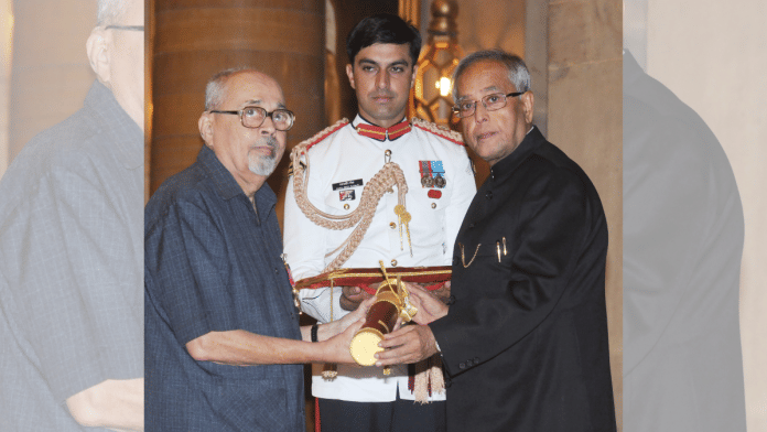 File photo of former president Pranab Mukherjee presenting Padma Bhushan Award to poet Mangesh Padgaonkar at Rashtrapati Bhavan | Pic credit: President's Secretariat