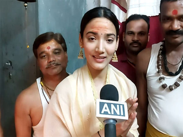 '12th Fail' actor Medha Shankr offers prayers at Mahakaleshwar temple in Ujjain