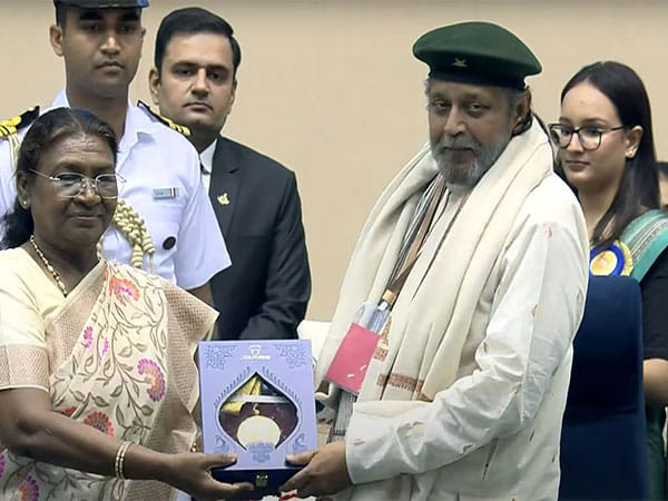 Mithun Chakraborty receives standing ovation as President Droupadi Murmu presented Dadasaheb Phalke award to him