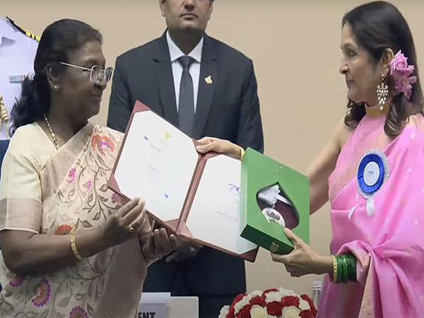 Neena Gupta looks ethereal in pink saree as she receives National Film Award
