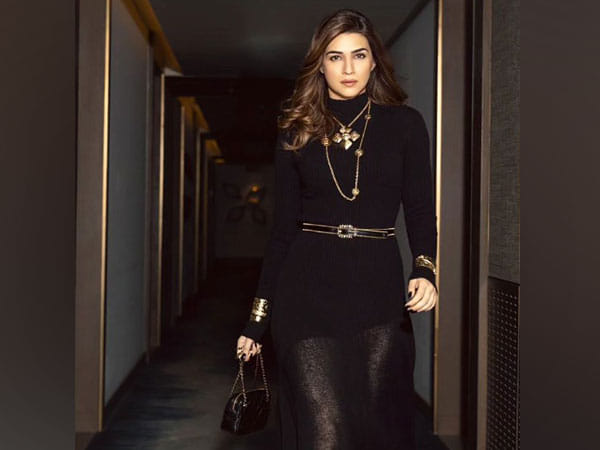 Kriti Sanon's sweet interaction with little girl at 'Do Patti' trailer launch wins hearts