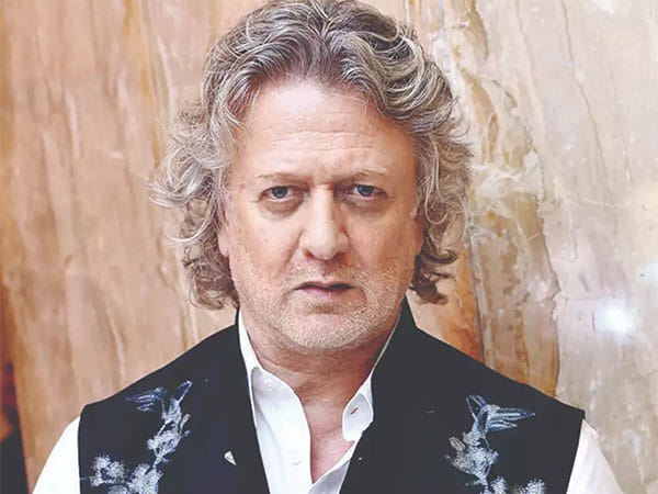 Arjun  Rampal pays last respect to legendary designer Rohit Bal at his funeral