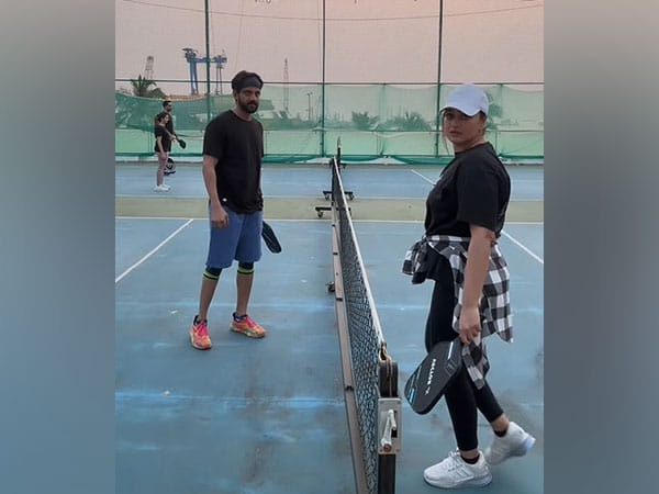 Zaheer Iqbal recreates iconic 'Didi Tera Devar Deewana' scene with Sonakshi Sinha in cute video, check it out