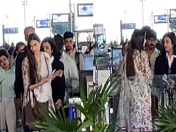 Mom-to-be Athiya Shetty avoids paps at Mumbai airport 
