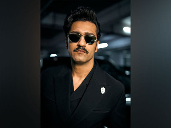 Vicky Kaushal flaunts his retro moustache look, fans go aww