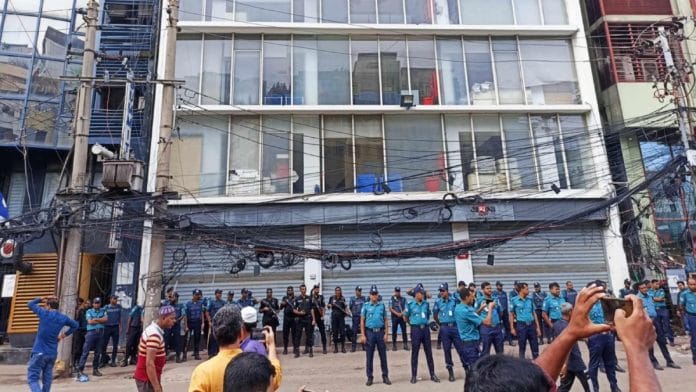 Heavy police deployment outside Prothom Alo office on 25 November, 2024 | By special arrangement