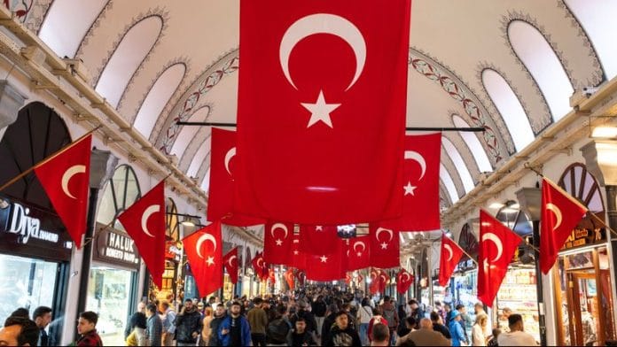Shoppers at the Grand Bazaar in Istanbul, Turkey | Photo: Thomson Reuters 2024
