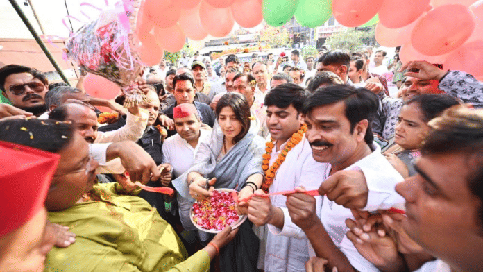 SP MP Dimple Yadav while campaigning for Tej Pratap Singh Yadav (in garland) in Karhal | X/@samajwadiparty