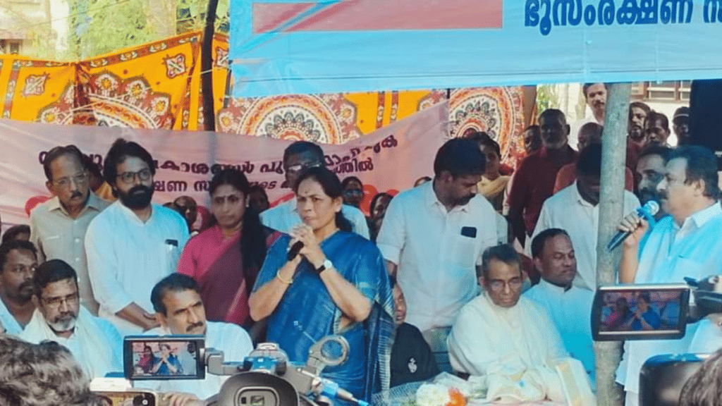Union minister and BJP MP Shobha Karandlaje (blue saree) at the protest at the Munambam protest site on Thursday | X/@ShobhaBJP