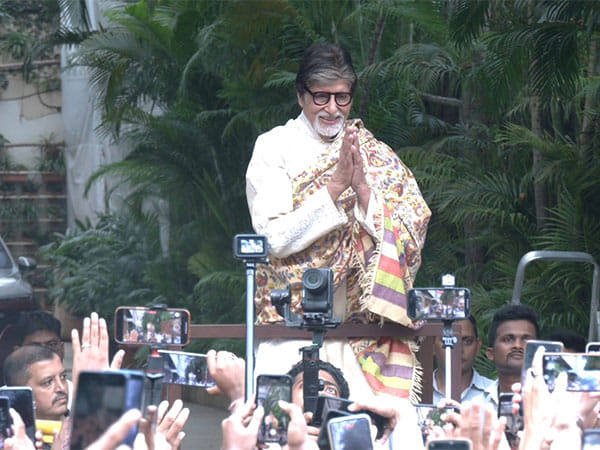Amitabh Bachchan expresses gratitude to fans for their 'Sunday darshan' ritual