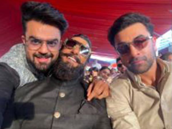 Can you spot Madhuri Dixit photobombing Ranibir and Ranveer's fun selfie?
