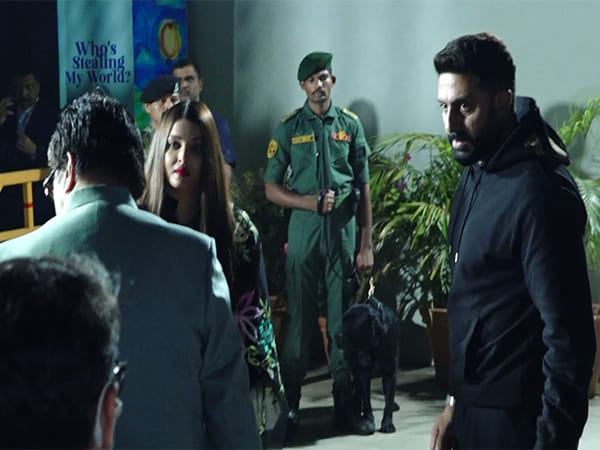 Aishwarya Rai Bachchan attends daughter Aaradhya's school event with husband Abhishek, Big B